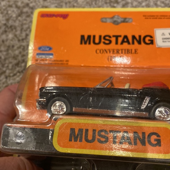 Collectible Vintage Mustangs Lot 35th Anniversary - Picture 10 of 12